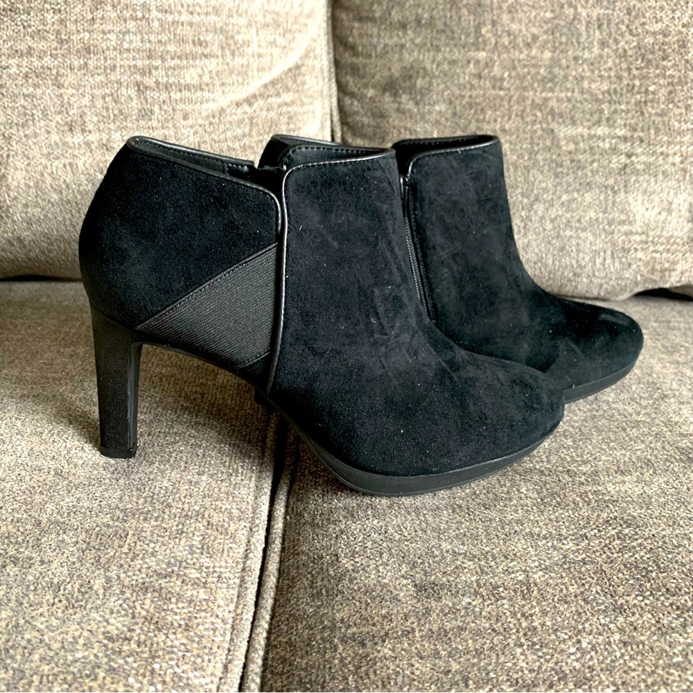 Clarks Womens Ambyr Gem black booties size 8, classic comfort in suede upper